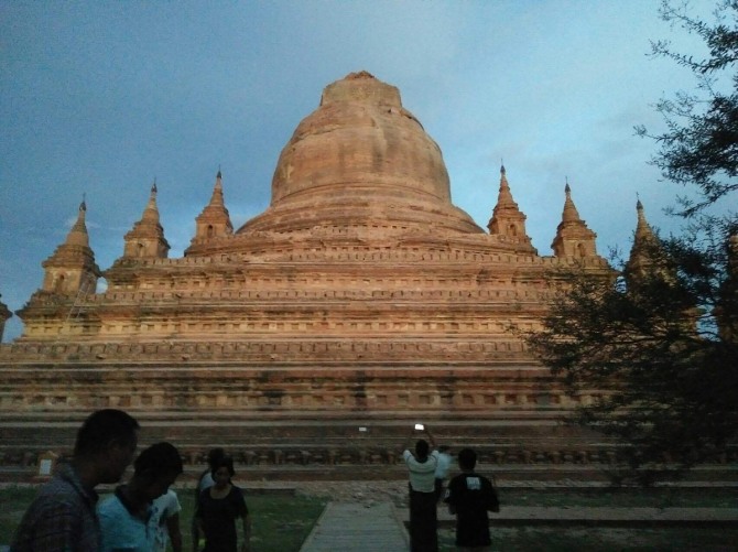미얀마에서 24일(현지시간) 규모 6.8의 강진이 발생해 피해가 속출하고 있다. 미얀마 종교문화부는 불교 유적지로 유명한 인근 도시 바간에서는 불탑과 사원 건물 등 90여개의 유적이 무너지거나 부서졌다고  밝혔다. / 뉴시스