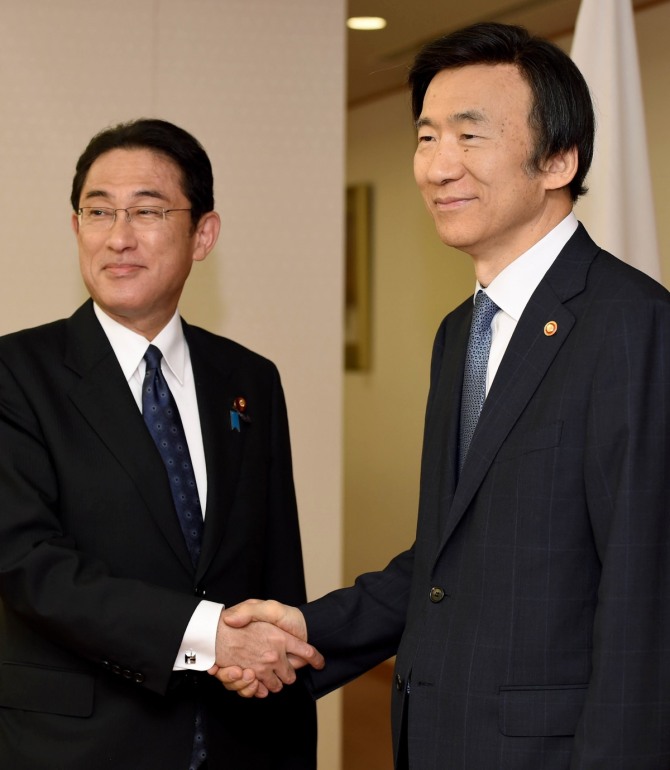 윤병세 한국 외교장관(오른쪽)과 기시다 후미오 일본 외무상이 24일 도쿄에서 양자회담을 갖기 전 악수하고 있다. / 뉴시스