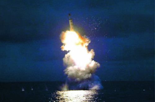 북한은 지난 24일 잠수함발사 탄도미사일(SLBM)이 화염을 내뿜으면서 상공으로 비행하는 모습을 노동신문 25일자에 게재했다 / 사진=뉴시스