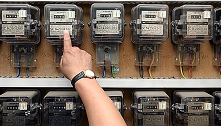 전기요금 누진제 개편 논의를 위한 공청회가 11일 열린다. 여름철 전기요금이 줄지만 한국전력은 수천억 원을 떠안야 한다.