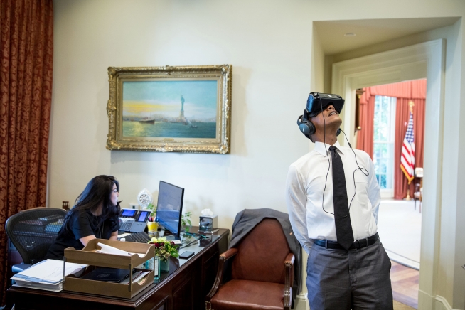 미국 백악관은 버락 오바마 미국 대통령이 집무실에서 VR로 망중한을 보내고 있는 모습을 공개했다. 사진=백악관 