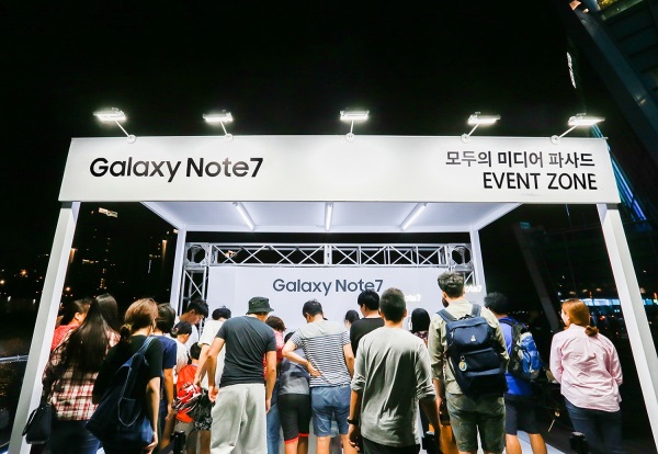 이벤트 부스에서 소비자들이 ‘갤럭시 노트7’을 체험하는 모습. 사진=삼성전자