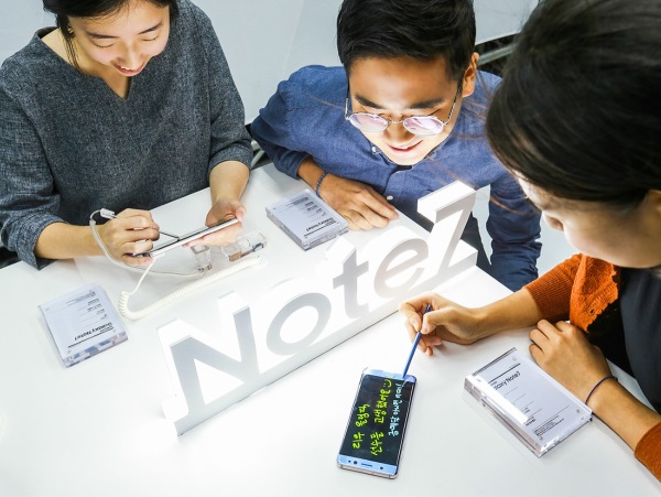 이벤트 부스에서 소비자들이 ‘갤럭시 노트7’의 ‘S펜’으로 직접 손글씨 메시지를 작성하는 모습. 사진=삼성전자