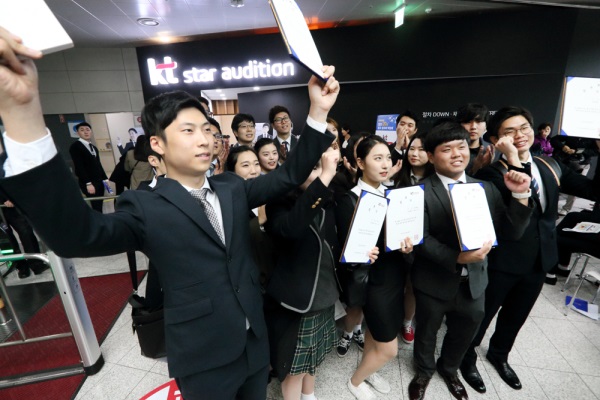 15년 10월 한국잡월드에서 열린 ‘청년20만 창조일자리 박람회’에서 ‘KT스타오디션’에 참여한 지원자들. 사진=KT