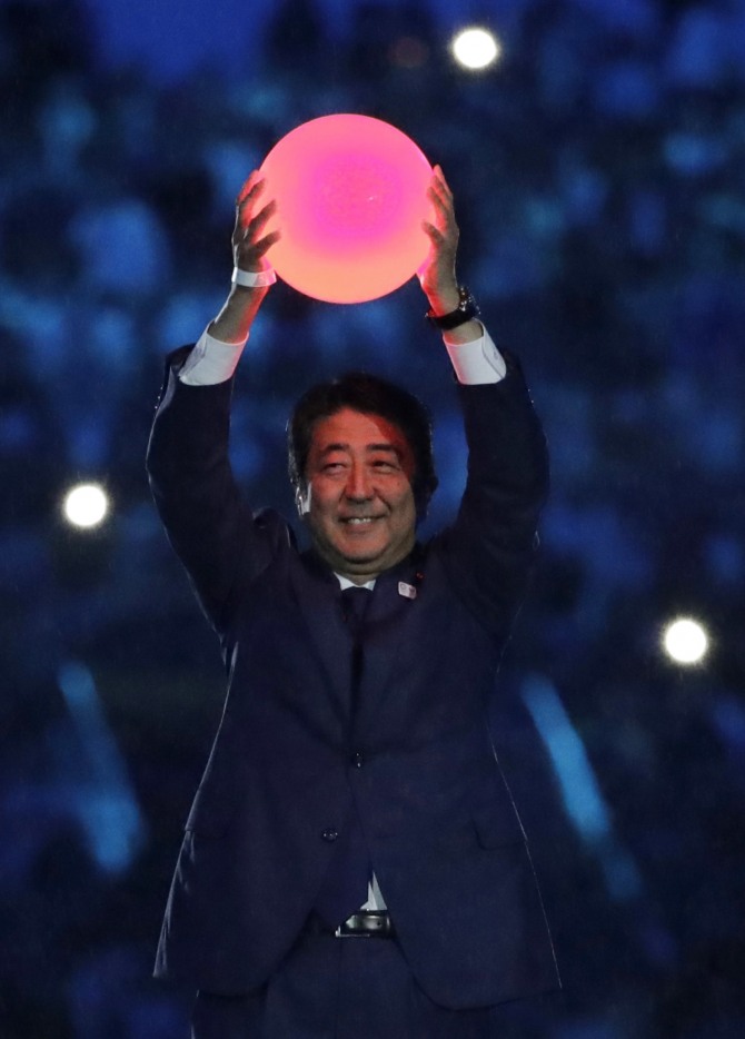  22일(한국시각) 브라질 리우 마라카낭 주경기장에서 열린 2016 리우데자이네루 올림픽 폐막식에서 다음 개최국인 일본의 아베 신조 총리가 붉은 공과 함께 등장하고 있다. / 뉴시스