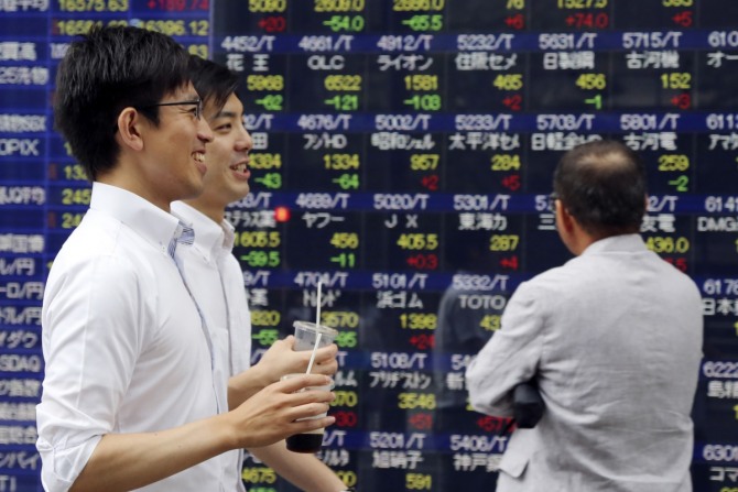 도쿄 증시가 3거래일 만에 상승세로 돌아섰다. 금융 정보 사이트인 인베스팅닷컴 등에 따르면 29일 도쿄 주식 시장에서 닛케이평균주가는 전거래일보다 376.78엔 (2.30%) 상승한 1만6737.49엔에 장을 마쳤다. / 뉴시스 