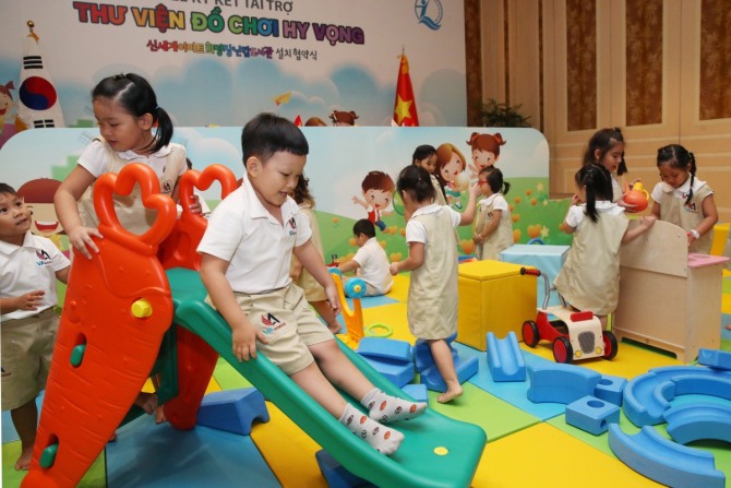 신세계가 베트남에 개원한 희망장난감 도서관에서 베트남 어린이들이 즐겁게 놀이를 하고 있다.