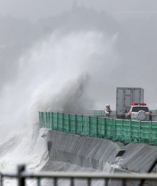 제10호 태풍 라이언록이 31일 일본 동북 지역을 강타하면서 피해가 속출하고 있다. 동북 지역 매체인 가호쿠신보에 따르면 도요타는 전날 공장 소재 지역이 태풍의 영향권에 들어가자 직원의 안전을 우려해 공장 조업을 중단시켰다. / 뉴시스