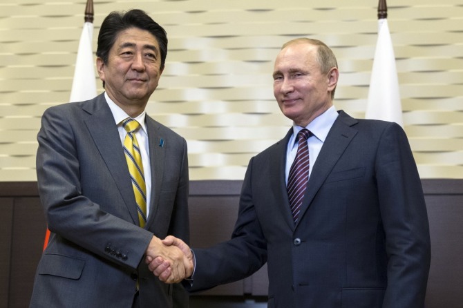 아베 신조 일본 총리의 러시아 방문을 계기로 일본과 러시아의 경제협력이 급물살을 타고 있다. 사진은 지난 5월 아베 총리(왼쪽)가 러시아 소치를 방문해 푸틴 대통령과 회담에 앞서 악수를 나누고 있는 모습. / 뉴시스 