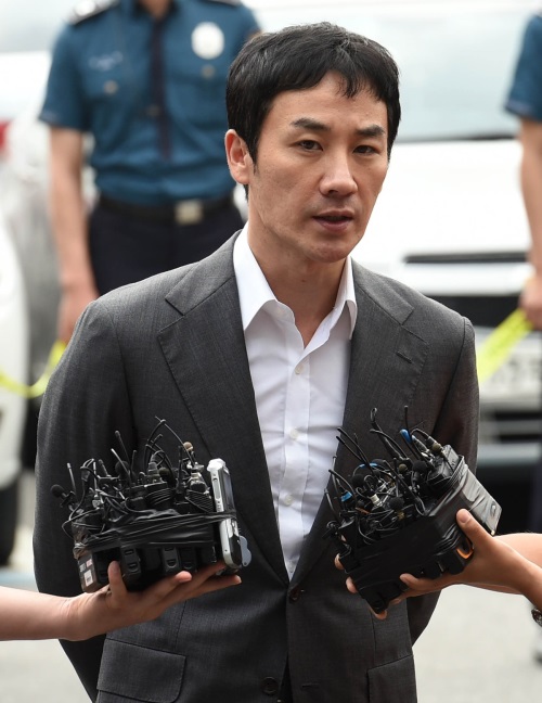 성폭행 혐의로 피소된 배우 엄태웅이 1일 오후 분당경찰서에서 6시간여 동안 조사 받은 후 귀가한 것으로 알려졌다./사진= 뉴시스