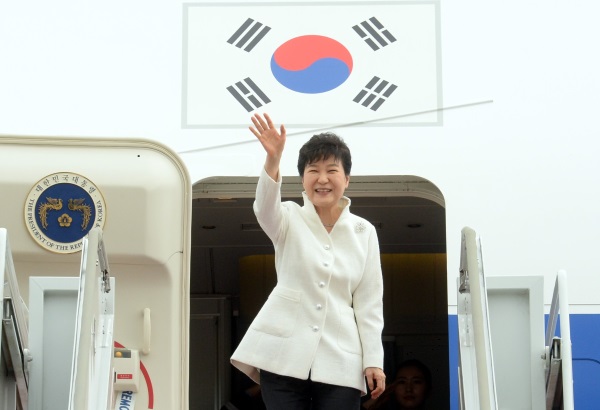 박근혜 대통령이 2일 동방경제포럼(EEF), 주요 20개국(G20) 정상회의, 아세안 정상회의에 참석하기 위해 첫 방문지인 러시아 블라디보스토크로 출발했다 / 사진=뉴시스
