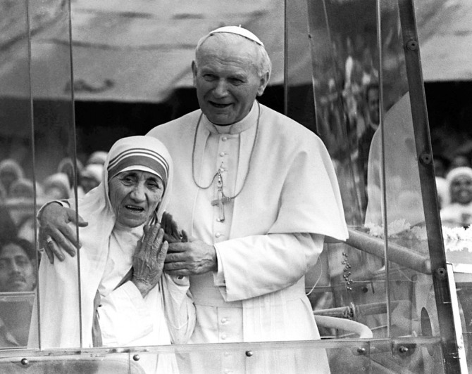 1986년 인도 캘커타를 방문한 교황 요한 바오로 2세가 테레사 수녀의 어깨를 감싸고 있다./뉴시스
