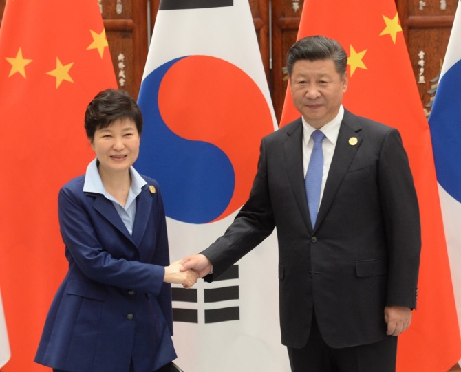 주요20개국 (G20) 정상회의 참석차 중국을 방문중인 박근혜 대통령이 시진핑 중국 국가주석과 5일 오전(현지시간) 항저우 서호 국빈관에서 한-중 정상회담 전 악수하고 있다. / 뉴시스