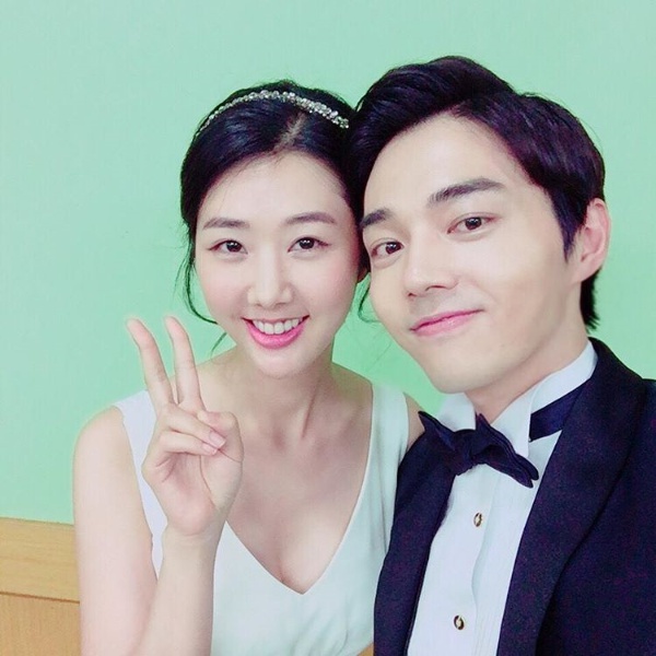 탤런트 정이연(왼쪽)이 최근 자신의 인스타그램을 통해 TV소설 '내 마음의 꽃비'에서 약혼자로 출연한 지은성(박선호 역)과 함께 한 방송용 약혼사진을 공개했다./사진=인스타그램 캡처