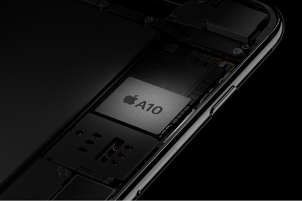 필 실러 부사장은 7일 애플신제품 발표 행사장에서 40%나 성능이 향상된 강력한 A10퓨전 칩이 장착된 아이폰7을 소개하고 있다. 사진=애플 