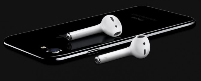 아이폰7과 무선 이어폰 에어포드(AirPod). 사진=애플 홈페이지 캡처