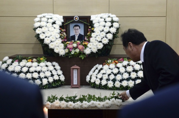   <br />
8일 서울 강동구 중앙보훈병원 장례식장에 마련된 고 하일성 전 해설위원 빈소에 조문객이 조문하고 있다. 발인은 10일 오전 10시이며 장지는 서울현충원 충혼당이다. 2016.09.08.  <br />
  <br />
하일성(67) 프로야구 해설위원이 생을 마감했다. 야구인들은 조문하며 애도의 뜻을 전했다.   <br />
  <br />
8일 서울 강동구 둔촌동 중앙보훈병원 장례식장에 하일성 위원의 빈소가 마련됐다. 입구에는 야구인들과 방송 관계자들의 근조 화환이 가득했다.   <br />
  <br />
이날 빈소를 찾은 이만수 전 SK 와이번스 감독은  사실 아침에 소식을 듣고 당황스러웠다. 선배님은 늘 웃는 모습이셨기 때문에 심적으로 힘드셨다는 것은 생각도 하지 못했다. 후배로서 마음이 좋지 않다며 우리 야구인들과 야구를 좋아하는 팬들을 위해 좋은 말씀을 많이 해주셨는데 정말 안타깝다고 말했다.    <br />
  <br />
이 전 감독은 2006년 미국 필라델피아에서 하일성 선배님과 만난 기억이 난다. 그때 선배님과 앞으로 한국 야구를 어떻게 발전시키고 후배들을 어떻게 키워나갈 지 많은 이야기를 나눴고, 선배님께 조언을 받았다며 더 함께 하지 못했다는 점이 죄송스럽다고 덧붙였다.   <br />
8일 서울 강동구 중앙보훈병원 장례식장에 마련된 고 하일성 전 해설위원 빈소에 조문객이 조문하고 있다. 발인은 10일 오전 10시이며 장지는 서울현충원 충혼당이다. /뉴시스