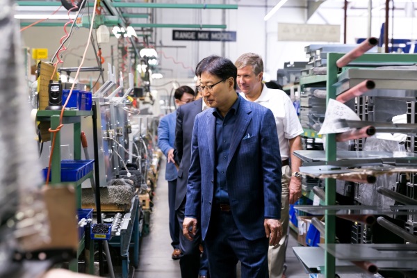 윤부근 삼성전자 대표이사 사장이 8일(현지시간) 미국 캘리포니아 인더스트리시에 위치한 럭셔리 가전 업체 데이코의 생산현장을 둘러보고 있다. 사진=삼성전자
