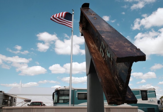 미국 오하이오주 워선의 풀턴 카운티 페어에 있는 9.11 테러 기념 조형물. 2001년 9월 11일 테러 공격에 무너진 국제무역센터의 철제 빔으로 제작됐다.  / 뉴시스