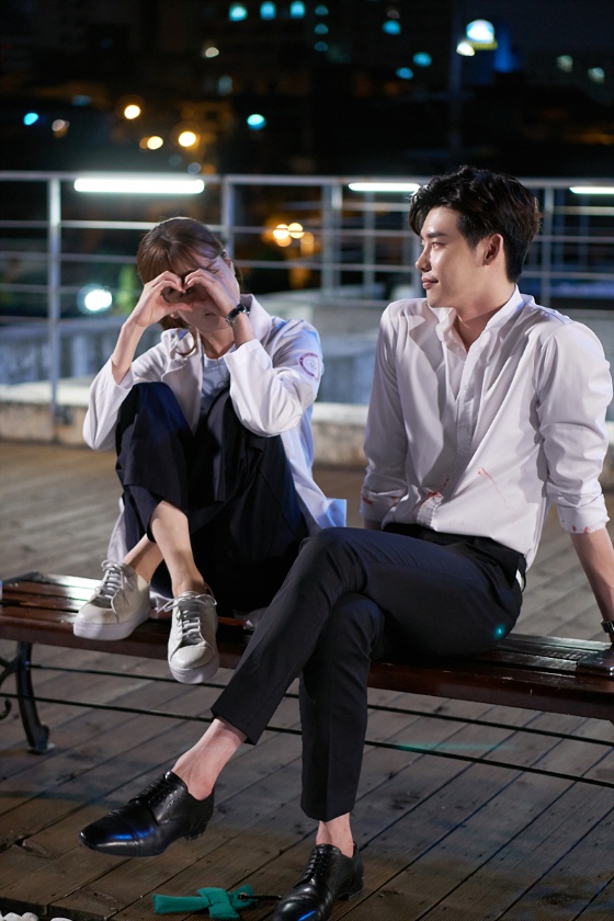 MBC제작진이 13일 수목드라마 '더블유(W)' 비하인드 컷을 게재하며 최종회에 대한 기대감을 높였다./사진=공식 홈페이지 캡처