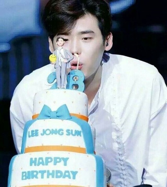이종석이 지난 10일 열린 팬미팅에서 미리 선물받은 생일 케이크의 촛불을 불고 있다. 이종석은 14일 '더블유(W) 종방일이 생일이다./사진=인스타그램 캡처