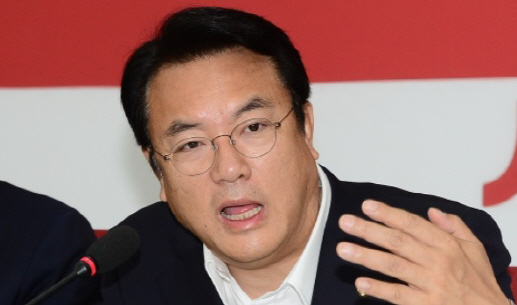 국민배우 이영애,  정치 선거판에 더이상 끌어내지 말라는데... 새누리당 정진석 대표 지원,남편 때문에? 신사임당 부르스타    정진석 새누리당 원내대표 모습. 