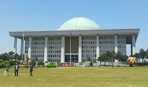 국민배우 이영애,  정치 선거판에 더이상 끌어내지 말라는데... 새누리당 정진석 대표 지원,남편 때문에? 신사임당 부르스타 이미지 더 중요.국회의사당 / 사진=뉴시스