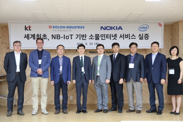 NB-IoT 서비스 시연 행사를 마친 뒤 관련사 임원들이 기념 촬영을 하는 모습(왼쪽 두 번째부터 코오롱 리차드 빅스 이사, 대전시 이경구 정보통신담당 사무관, KT 김형욱 플랫폼사업기획실장, 노키아 이승택 사업본부장, KT 서창석 네트워크전략본부장)