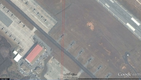 미군 평택기지내에 있는 아파치헬기(왼쪽)와 치누크헬기(오른쪽)가 드러나 보인다. 사진=구글어스
