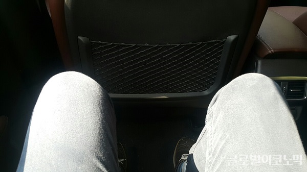 신장 180cm의 성인 남성이 QM6의 운전석 뒷좌석에 앉은 모습. QM6의 뒷좌석 무릎공간은 289mm다.