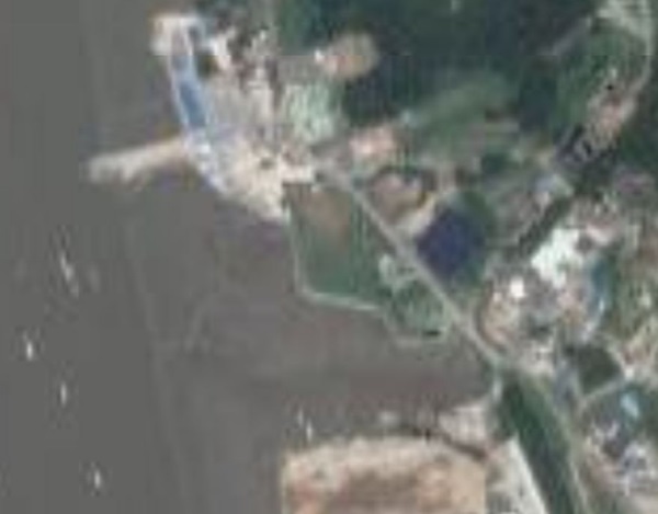 연평도 서해안지역의 흐릿한 사진. 구글은 google.co.kr로는 이처럼 흐릿한 한반도 서비스를 제공하면서도 정작 북한도 볼 수 있는 google.com서비스에서는 또렷한 지도를 제공하고 있다. 사진=구글