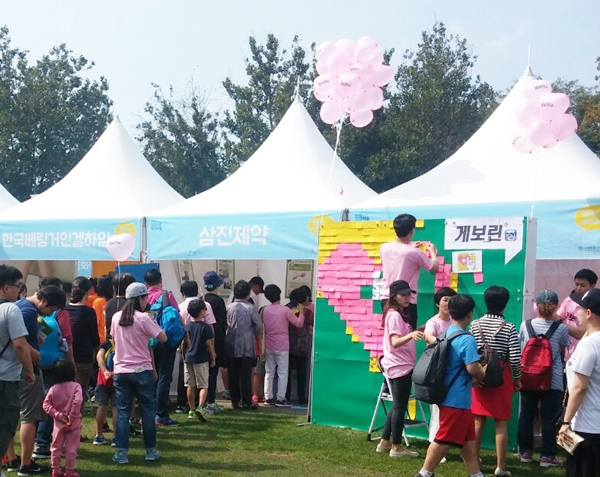 삼진제약이 서울광장에서 '안전한 게보린 올바른 약 복용 캠페인' 을 펼치고 있다.