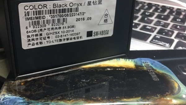 중국의 갤럭시노트7 구매자가 폭발했다고 밝힌 이 제품 팩의 뒷면에는 안전성을 보증한다는 검은 색 네모(오른쪽 아래)가 인쇄돼 있다. 사진=CNN/휘렌지에 