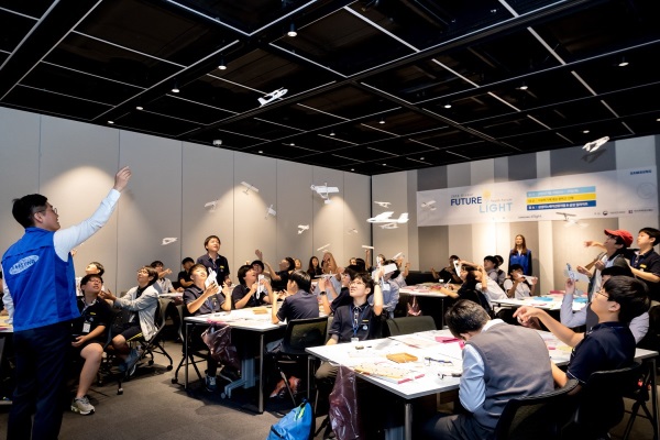 28일 수원에 위치한 전자산업사 박물관 '삼성이노베이션뮤지엄'에서 실시되는 '2016 글로벌 퓨처 라이트 포럼' 에 참가한 중학생들이 반도체 교실 프로그램에서 전동 비행기 만들기 체험을 하고 있다. 사진=삼성전자