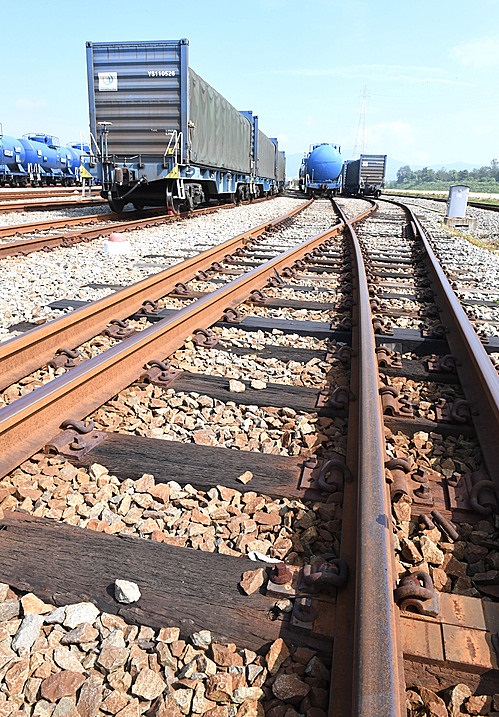 전국철도노조가 총파에 돌입하면서 화물열차 운행이 평소의 30% 수준으로 떨어졌다 / 사진=뉴시스