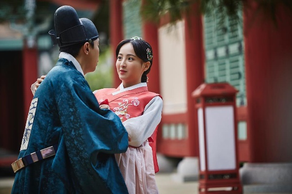 KBS2 월화드라마 '구르미 그린 달빛'에서 틈새 커플로 불리는 정덕호(안세하)와 혹독한 다이어트에 성공해 몸태가 달라진 명은공주(정혜성 분)가 연모하면서도 서로를 알아보지 못해 웃음을 자아내고 있다./사진=공식 인스타그램 캡처