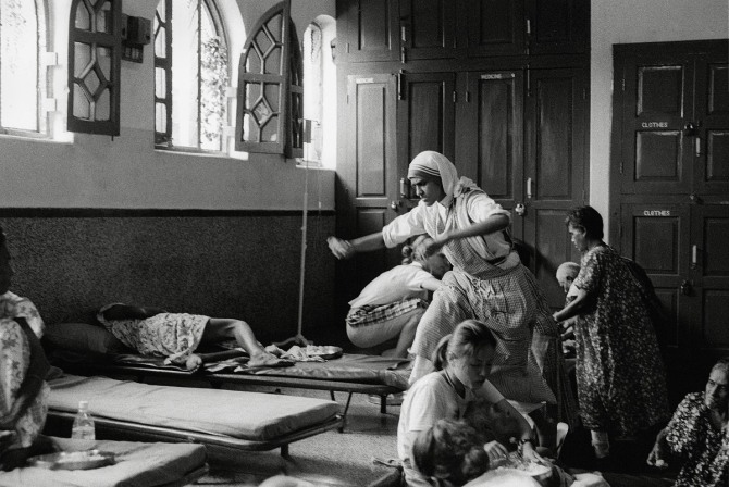 임종 직전의 환자를 보고 급히 뛰어오는 사랑의 선교회 수도자