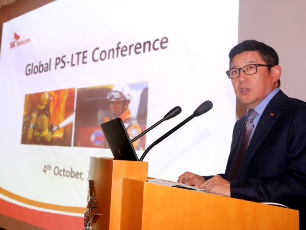 SK텔레콤 권송 IoT솔루션부문장이 세계 14개국 24개 재난안전망 기관이 참가한 워크숍에서 환영사를 하고 있다. 사진=SK텔레콤