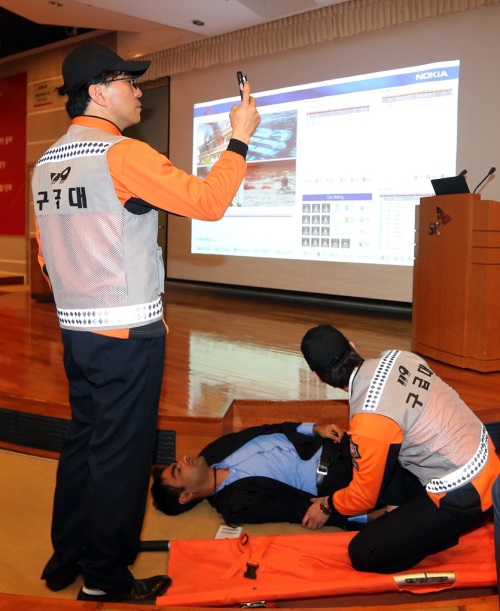 세계 14개국 24개 재난안전망 기관이 참가한 워크숍에서 SK텔레콤 관계자가 재난안전망 솔루션 시연을 하고 있다. SK텔레콤