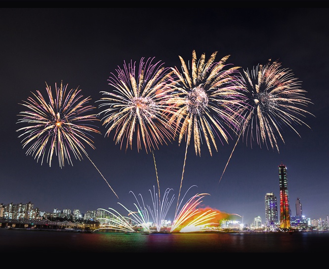 2016 서울 세계 불꽃축제가 8일 밤 7시부터 여의도 한강공원에서 펼쳐진다./사진=한화 제공