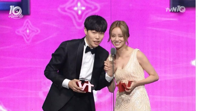 9일 개최된 tvN10주년 시상식에서 '응답하라 1988'의 류준열과 혜리가 대세배우상을 공동으로 수상했다./사진=tvN방송 캡처