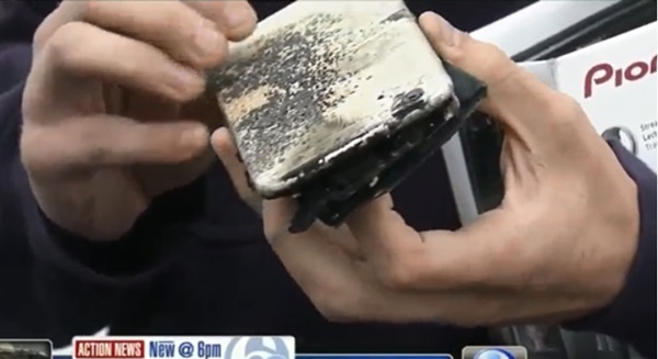 미국 뉴저지주의 한 대학에서 수업중 폭발한 아이폰6플러스. 6ABC방송은 1일(현지시간) 미국 뉴저지주 벌링턴 카운티 소재 로완칼리지에서 애플 아이폰6플러스 폭발사고가 발생했다고 보도했다. 사진=6ABC 화면캡처 