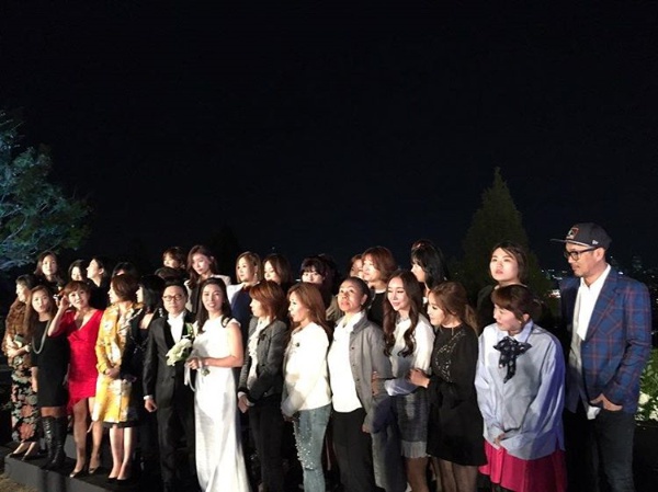 10일 거행된 신철 결혼식에 동료 연예인들이 축하를 해주고 있다./사진= 채리나 인스타그램 캡처