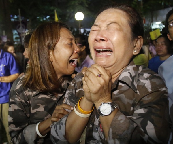 태국 방콕 시민들이 13일 푸미폰 국왕이 입원하고 있던 시리랏 병원 앞에서 국왕의 서거 발표를 듣고 통곡하고 있다. /뉴시스