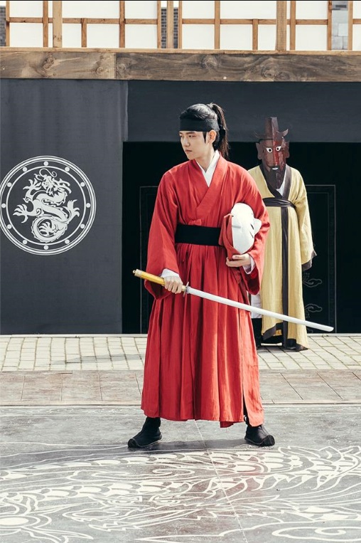 '달의 연인 보보경심 려' 백현♥지헤라 키스신 이후? vs 이준기♥이지은(아이유) 어떤 사랑도 비교불가(월화드라마, 시청률 현황) - ‘달의 연인’(월화드라마) 은 이준기(4황자 왕소 역), 가수 아이유(이지은)(해수 역), 강하늘(8황자 왕욱 역), 홍종현(3황자 왕요 역), 남주혁(13황자 왕욱 역), 엑소(EXO)의 멤버 백현(10황자 왕은 역), 지수(14황자 왕정 역), 강한나(황보연화 역), 진기주(채령 역), 소녀시대 멤버 서현(우희 역) 등이 출연한다. /사진=SBS