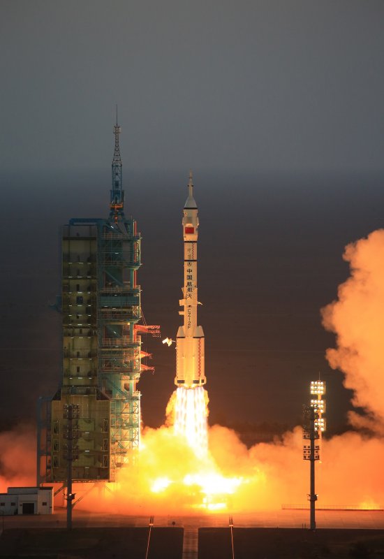 중국 주취안 우주발사센터에서 17일 오전 7시30분 중국의 유인 우주선 선저우 11호가 발사되고 있다 / 사진=AP 뉴시스