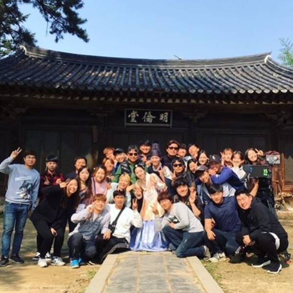 KBS2 월화드라마 '구르미 그린 달빛'의 이영 왕세자 역의 박보검, 조하연 역의 채수빈과 스태프, 제작진이 동궁전 주무대로 사용된 자현당 앞에서 단체 인증샷으로 종방의 아쉬움을 달랬다./사진=minkyungism 인스타그램 캡처