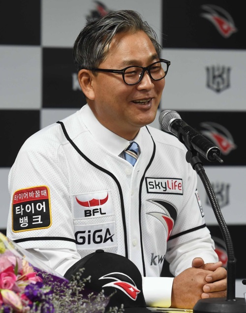 kt wiz 김진욱 감독 취임 기자회견 열린 18일 오전 경기 수원 케이티 위즈파크에서 김진욱 감독이 주장 박경수에게 질문을 하고 있다. /뉴시스