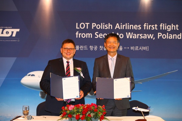 한국관광공사와 LOT 폴란드 항공사가 업무협약을 체결했다./사진=한국관광공사 제공
