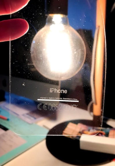 제트블랙 아이폰7플러스 보호플라스틱에 묻어나온 아이폰7제품 제조자 텍스트. 사진=맥루머스     <br />
<br />
